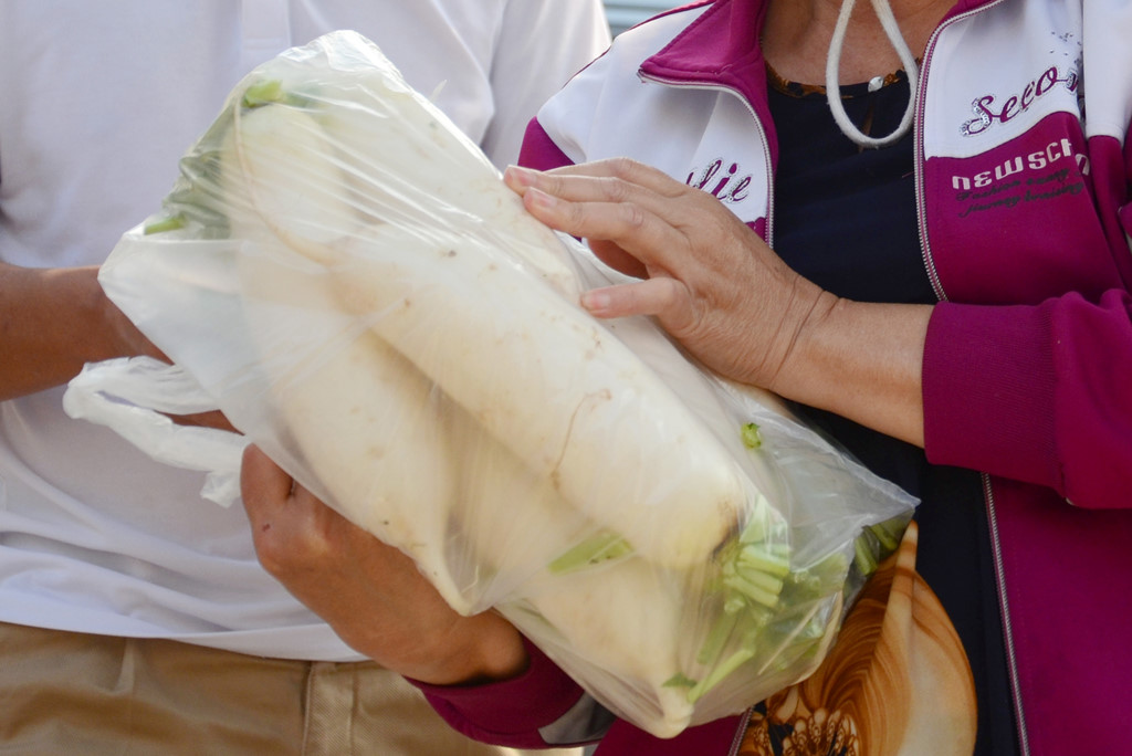 Giải cứu củ cải ở Hà Nội, 25.000 đồng một túi 5 kg